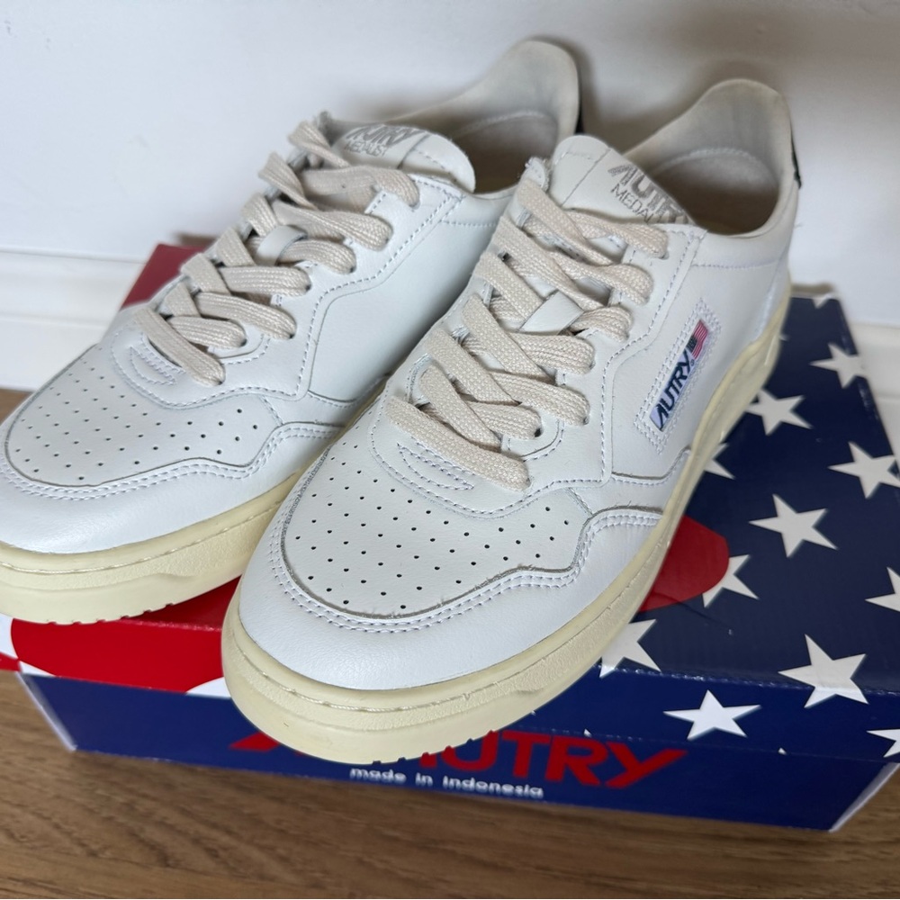 NWT BRAND NEW! Autry Women's White Sneakers